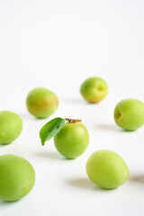 日本の梅の実を白バックで