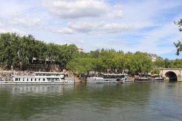 Fototapeta na wymiar Bateaux amarrés sur les rives le long du fleuve Seine, ville de Paris, France