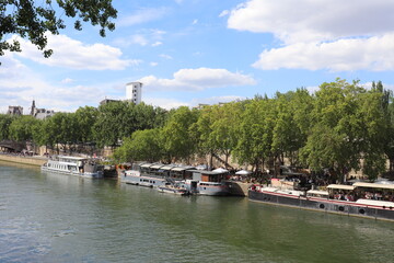 Fototapeta premium Bateaux amarrés sur les rives le long du fleuve Seine, ville de Paris, France