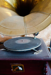 Ein verstaubtes antikes Grammophon