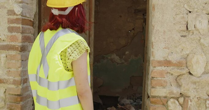 Ragazza protezione civile lascia un fiore nella porta della casa distrutta dai missili in Ucraina