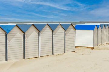 Fototapeta na wymiar plage avec ses cabanes en bois de le ville de Boulogne-sur-mer