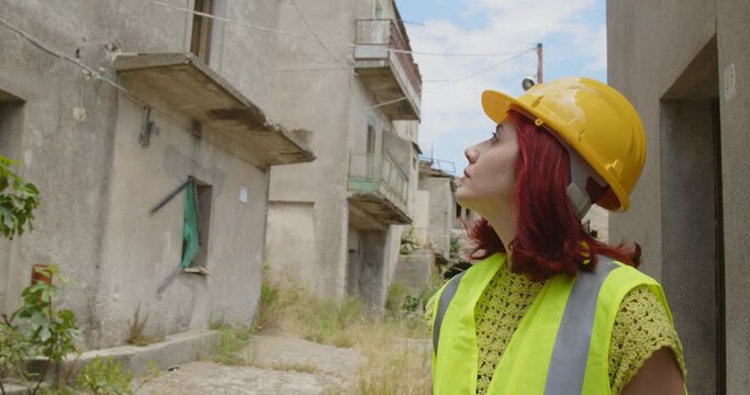 Ragazza soccorritore guarda la citt&agrave; fantasma dopo la distruzione della guerra in Ucraina