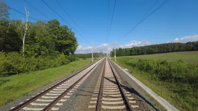 Auf zweigleisiger Strecke unterwegs