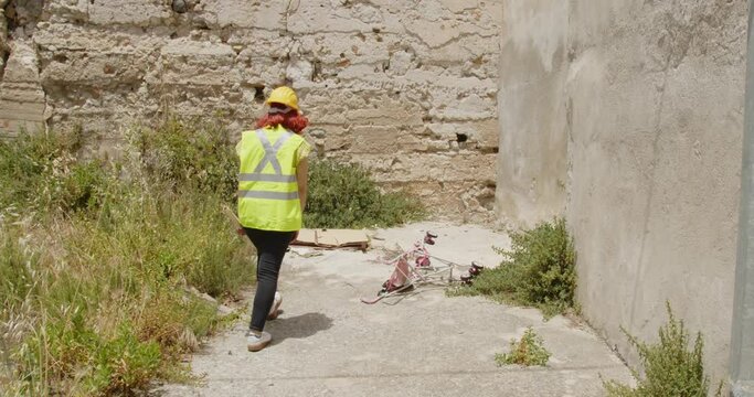 Ragazza ritrova un passeggino dei bambini profughi dalla guerra in Ucraina