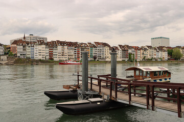 Romantisches Basel; Klingentalfähre und Grossbasler Rheinufer