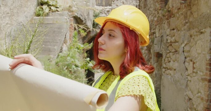 Soccoritore controlla la citt&agrave; distrutta dalla guerra in Ucraina