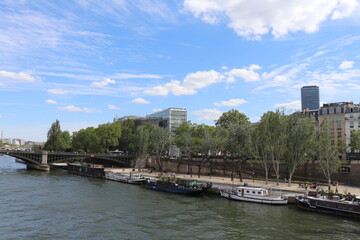 Le quai de la Tournelle le long du fleuve Seine, avec la tour Montparnasse en arrière plan, ville de Paris, France