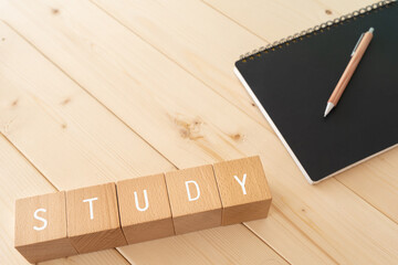 勉強｜「STUDY」と書かれた積み木とノートとペン