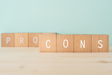 短所、悪い点、デメリット｜「CONS」と書かれた積み木