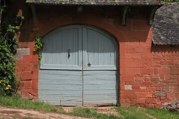 murs de gr&egrave;s rouge