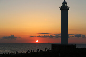 沖縄本島最西端の残波岬灯台の夕暮れ