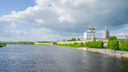 Fototapeta na wymiar The Pskov Kremlin is located on the banks of the Velikaya River.