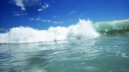 Fototapeta na wymiar 夏の海の波