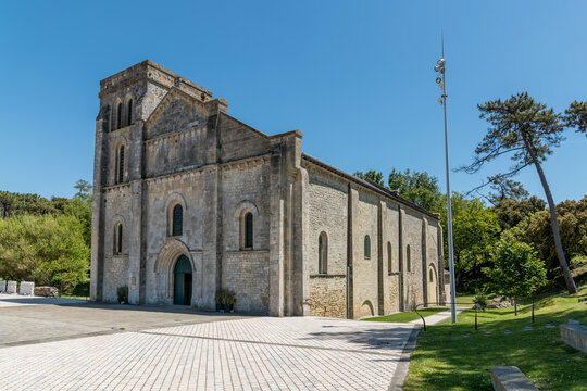 SOULAC, dans le Médoc (Gironde, France). La basilique Notre Dame de la fin des Terres (12e siècle)