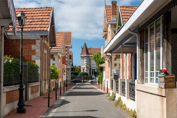 SOULAC, dans le Médoc (Gironde, France), ruelle et villas typiques