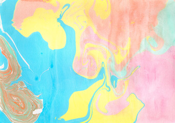 青と黄色とピンクの水彩絵具で描いたマーブリング模様