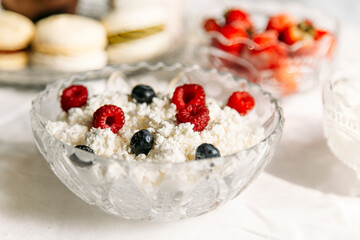 cottage cheese with berries 
