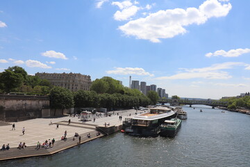 Le fleuve Seine dans Paris avec les tours de gratte cie du quartier Beaugrenelle en arrière plan, ville de Paris, France