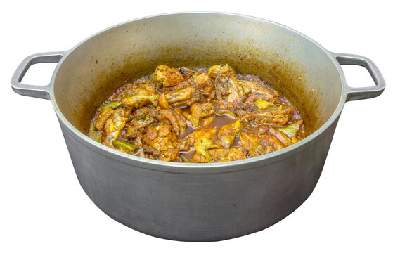 Cari de poulet dans une marmite, spécialité culinaire créole réunionnaise 