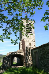 Fototapeta premium La chapelle du Dugas domine, de son piton rocheux, la ville de Saint-Ambroix en Occitanie dans le Gard en France