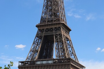 La tour Eiffel, tour m&eacute;tallique de 324 m&egrave;tres de haut construite en 1889, vue de l'ext&eacute;rieur, ville de Paris, France