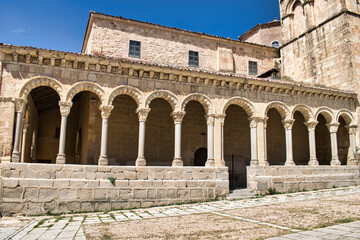 Pórtico y columnata de estilo románico siglo XII de la iglesia san esteban en Seegovia, España