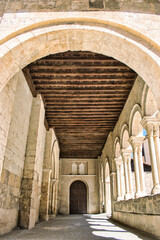 Pórtico y columnata de estilo románico siglo XII en la iglesia de la santísima trinidad de Segovia, España