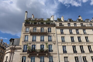 Fototapeta na wymiar Immeuble parisien typique, vu de l'extérieur, ville de Paris, France
