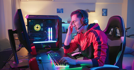 asian gamer has eyes pain © ryanking999