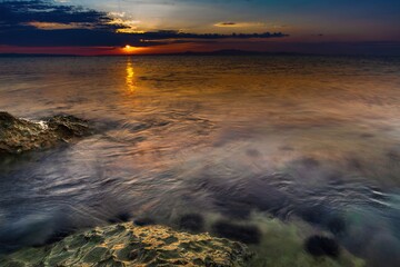 Skały na wybrzeżu morza Adriatyckiego w Grecji o wschodzie słońca © Michal45