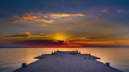 Molo na wybrzeżu morza Adriatyckiego o wschodzie słońca