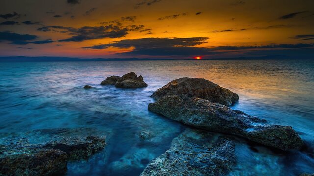 Fototapeta Skały na wybrzeżu morza Adriatyckiego w Grecji o wschodzie słońca