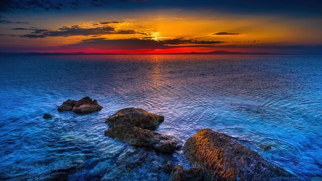 Fototapeta Skały na wybrzeżu morza Adriatyckiego w Grecji o wschodzie słońca
