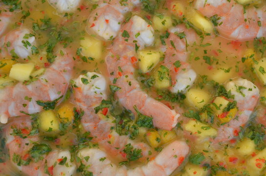 Peruanisches Nationalgericht Ceviche oder Sebiche mit rohen Shrimps