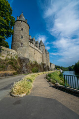 Fototapeta na wymiar Josselin, cité de caractère et village fleuri, baigné par la rivière l'Oust, se situe dans la Morbihan en Bretagne.