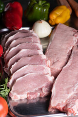 Costeletas de cerdo con verduras. concepto de comida tradicional 