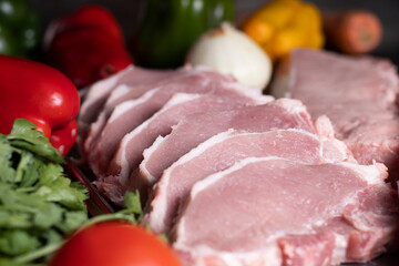 Costeletas de cerdo con verduras. concepto de comida tradicional 