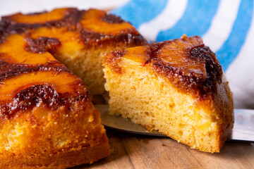 Inverted pineapple cake with sponge cake and caramel.