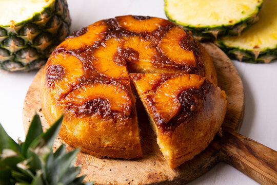 Inverted pineapple cake with sponge cake and caramel.