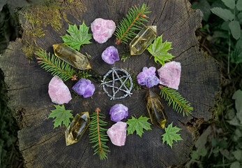 mineral gemstones, pentagram and forest leaves on natural background. Healing quartz stones for Crystal Ritual, Esoteric spiritual practice. modern wicca magic. flat lay - obrazy, fototapety, plakaty