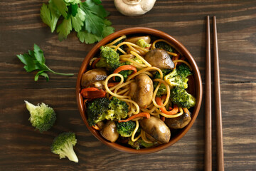 Egg noodles with vegetables in bowl