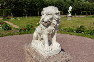 Obraz premium Stone statue of a lion in Kuskovo park.