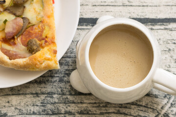 ホットコーヒーとピザの朝食