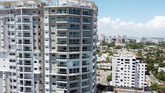 Santo domingo, rep&uacute;blica dominicana - 29 de mayo de 2021 - Vista panor&aacute;mica a&eacute;rea de la ciudad de Santo Domingo con increibles edificios de apartamentos con el oc&eacute;ano de fondo.
