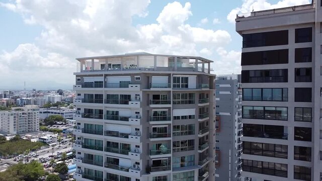 Santo domingo, rep&uacute;blica dominicana - 29 de mayo de 2021- Vista panor&aacute;mica a&eacute;rea de la ciudad de Santo Domingo con increibles edificios de apartamentos
