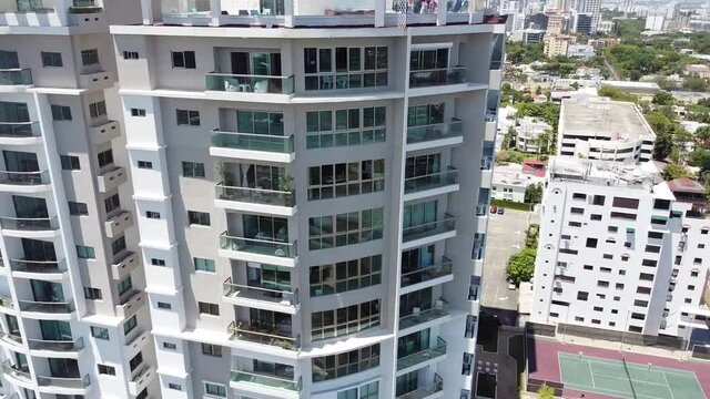 Santo domingo, rep&uacute;blica dominicana - 29 de mayo de 2021- Vista panor&aacute;mica a&eacute;rea de la ciudad de Santo Domingo con increibles edificios de apartamentos con fondo de toda la cuidad 