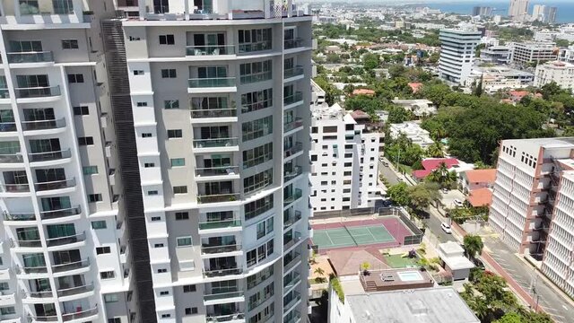 Santo domingo, rep&uacute;blica dominicana - 29 de mayo de 2021- Vista panor&aacute;mica a&eacute;rea de la ciudad de Santo Domingo con increibles edificios de apartamentos