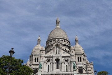 Fototapeta na wymiar L'église catholique du Sacre Coeur sur la colline de Montmartre, construite au début du 20ème siècle, vue de l'exterieur, ville de Paris, France