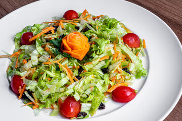 
Delicious green salad with lettuce, tomato and many others.